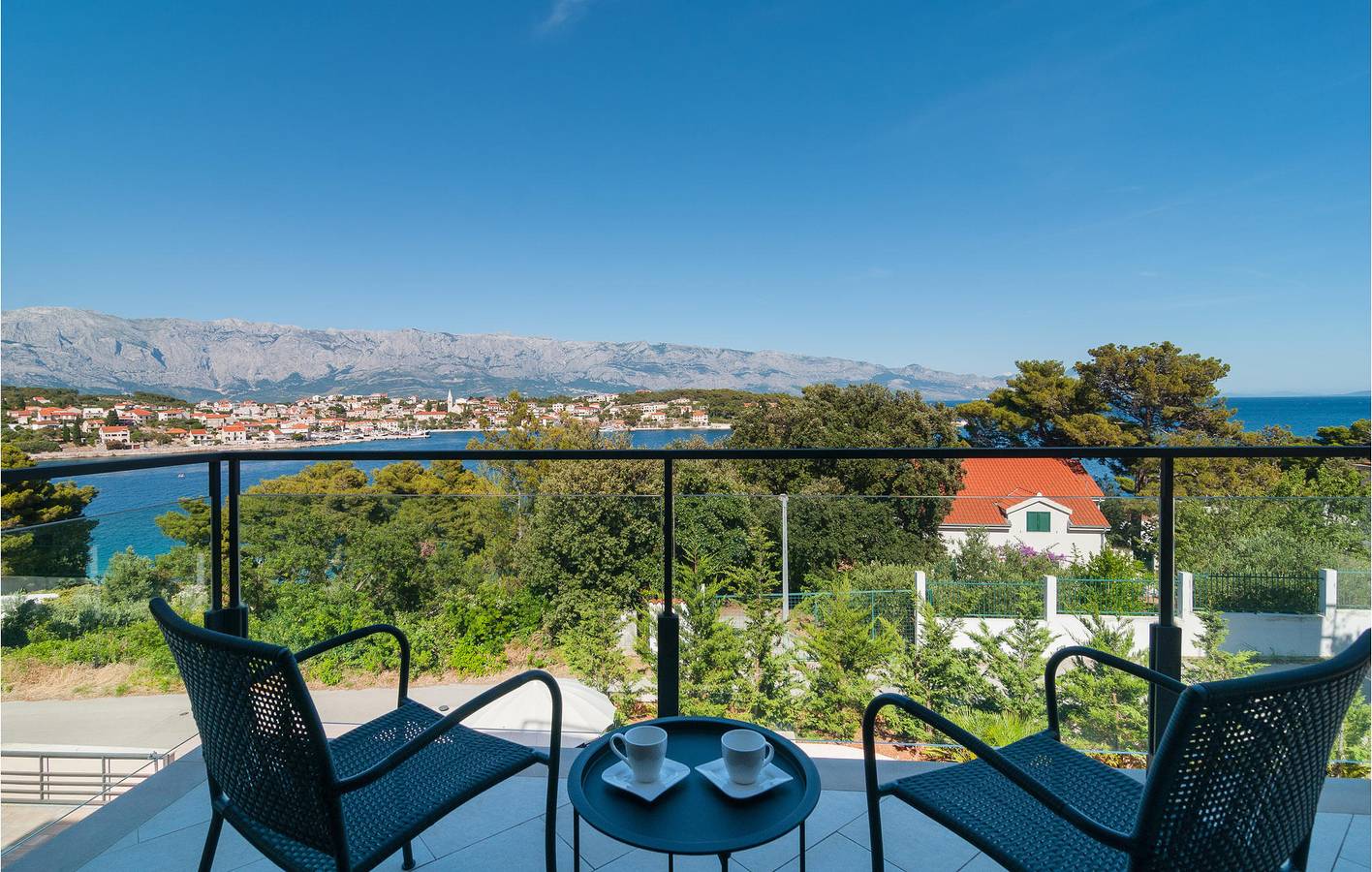 Geheel vakantieappartement, Vakantieappartement voor 3 personen met zwembad in Selca, Povlija, Selca en Sumartin