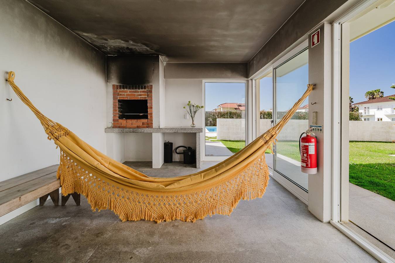 Holiday Home 'Viana Beach Surf House' with Sea View, Private Pool and Wi-Fi in Praia da Amorosa, Chafé
