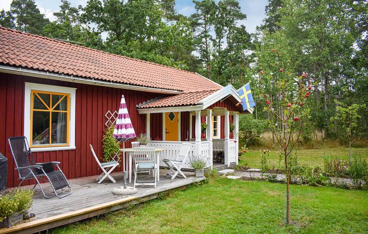 Hus för 4 Personer med trädgård in Svenska Östersjön