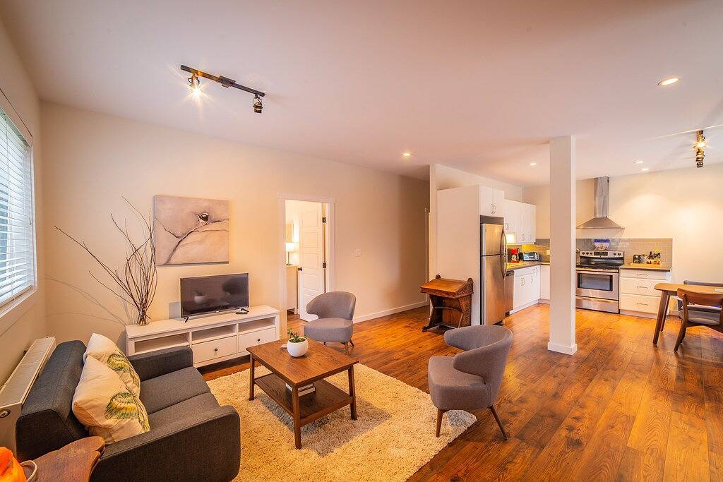 Ganze Wohnung, Modern suite with glacier view in Nelson, Whitewater Ski Resort