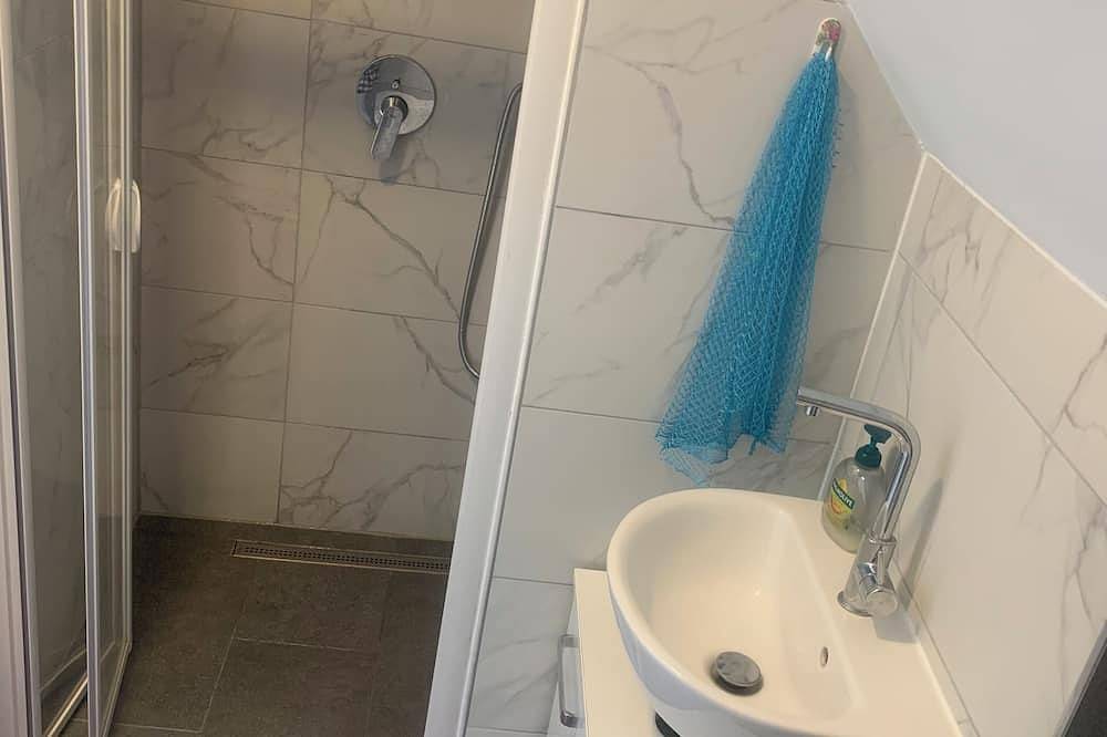 Ganze Wohnung, 1 Zimmer im Einfamilienhaus mit Garten.( Neue Sanierung) in Magdeburg, Elbe-Börde-Heide