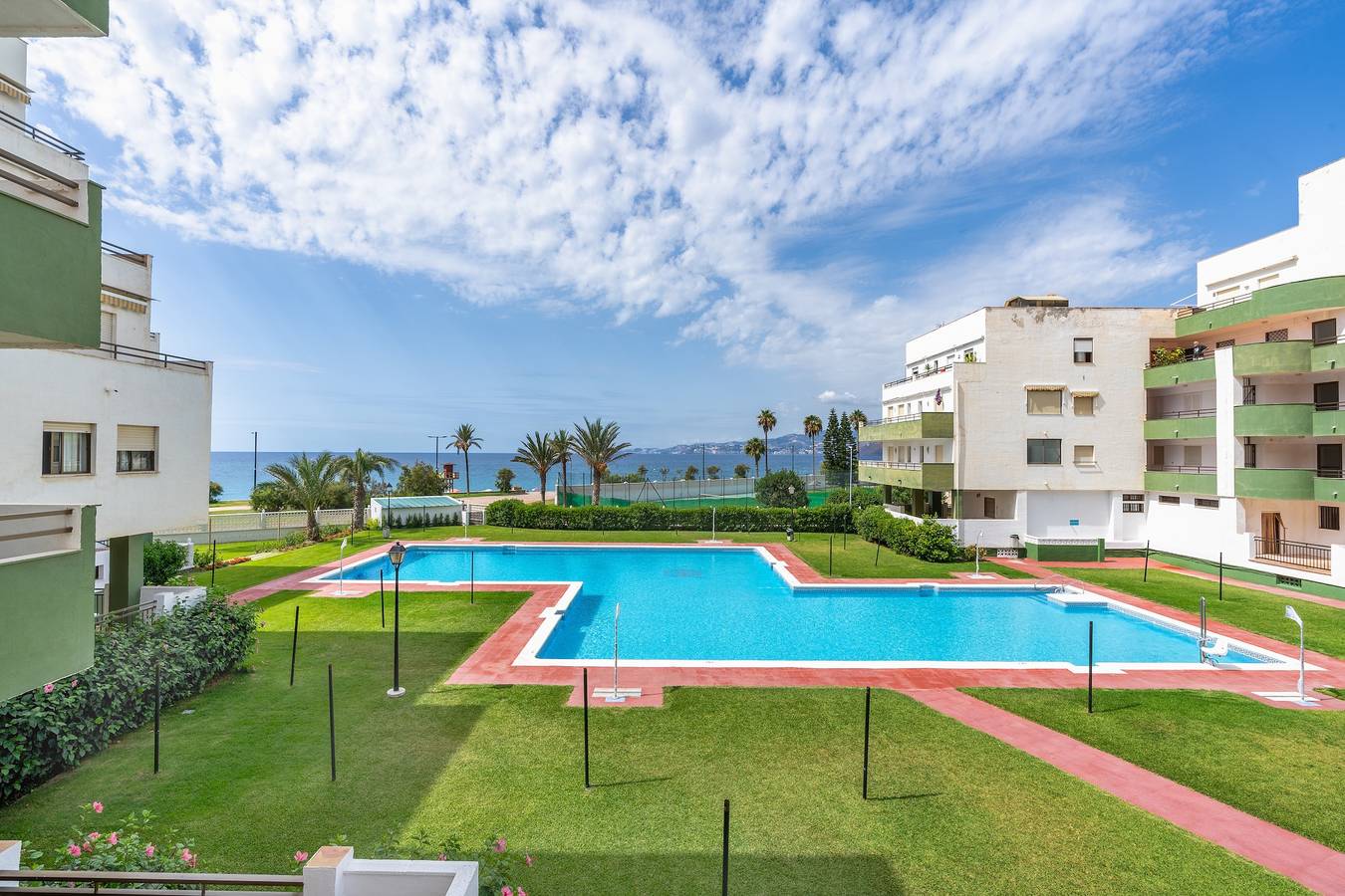 Apartamento entero, Apartamento 'Cala Verde Ii' con vistas al mar, piscina, jardín y Wi-Fi, admite mascotas in Salobreña, Costa Tropical