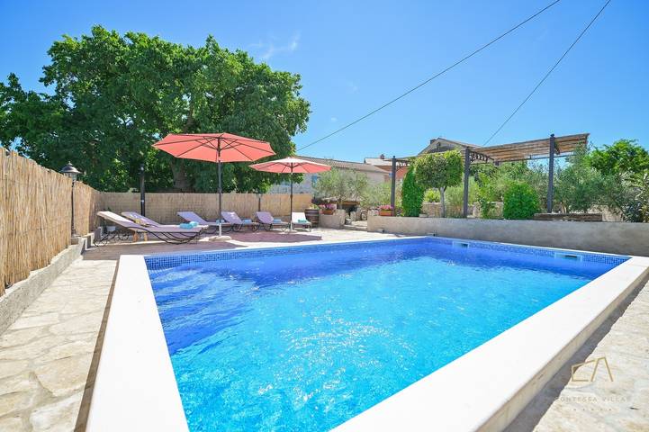 Villa for 7 people, with garden and pool in Croatia
