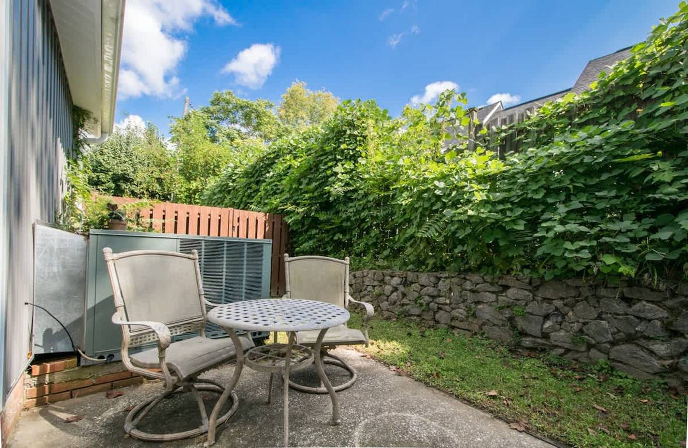 Charming 2Br Townhouse w Patio Walk to Main St in Hendersonville, Henderson County (NC)