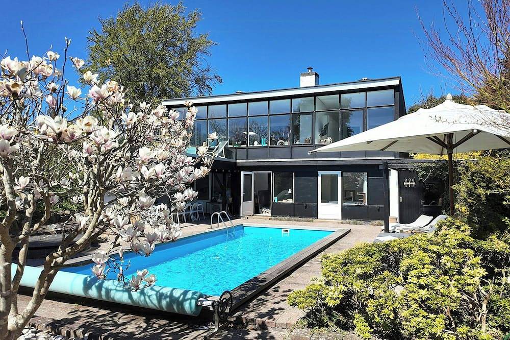 Ferienhaus mit Pool und Aussicht hoch oben in Hornbæk in Hornbæk, Kattegat Küste