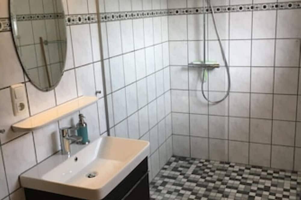 Ganze Wohnung, Helle,großzügige Ferienwohnung in Schwedeneck/Surendorf, 1 km zum Strand in Schwedeneck, Rendsburg-Eckernförde