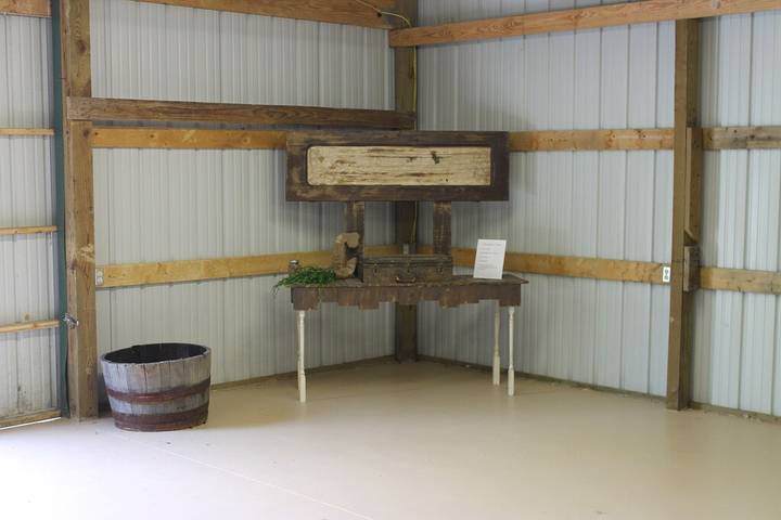 Log cabin for 29 people, with yard, with pets in Kentucky