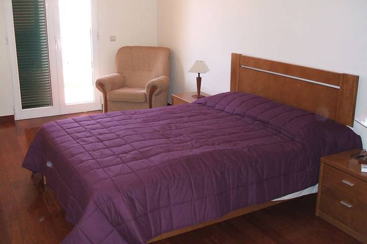 Apartamento entero, Amplio apartamento de tres habitaciones junto al paseo marítimo. in São Martinho, Isla de Madeira