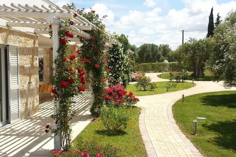 Leralora-Cherry House. Elegant villa with swimming pool, a stone's throw from the sea in Conversano, Region de Bari