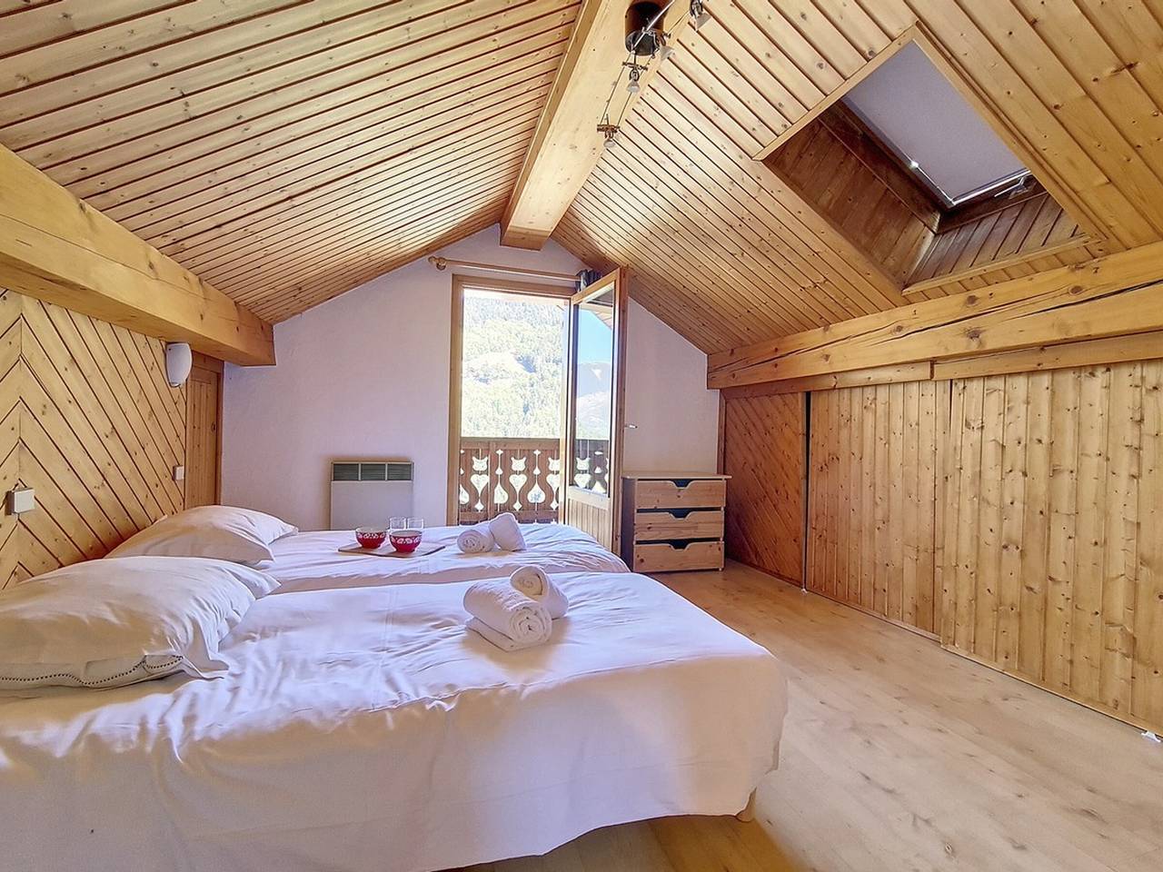 Cozy chalet in the heart of Méribel with fireplace and parking in Les Allues, Les Trois Vallées