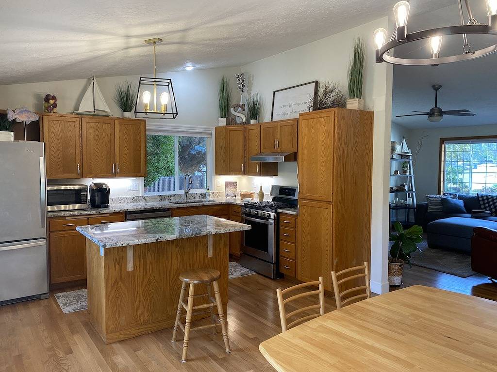 Single Level, Modern, and Clean 3 Bedroom 2 Bath Park Like Property in Salem (OR), Willamette Valley