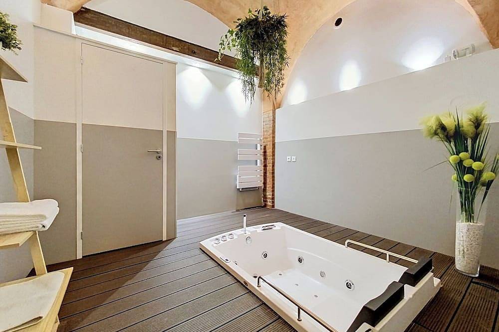 La Chasa - Townhouse with a Spa in Le Puy-en-Velay, Haute-Loire