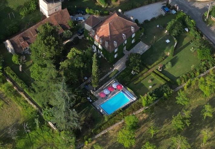 Location de vacances pour 2 personnes, avec piscine ainsi que vue et jardin à Tour-de-Faure - 2