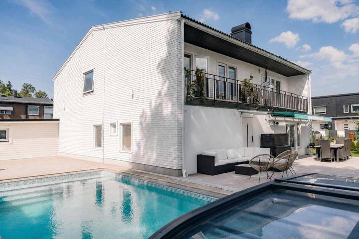 Ferienhaus für 9 Personen, mit Balkon und Terrasse sowie Garten und Pool