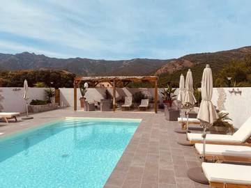 Gîte pour 2 personnes, avec jardin ainsi que vue et piscine à Galéria