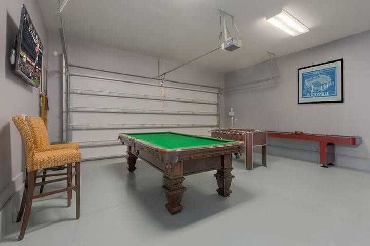 Vacation rental for 14 people, with pool and yard, with pets in Jacksonville Beach