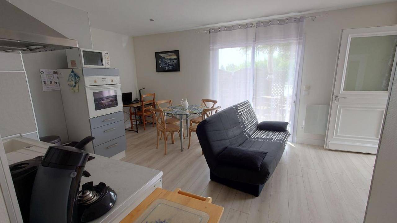 Appartement entier, One-Bedroom Apartment in Saint-André-de-Cubzac, Région de Blaye