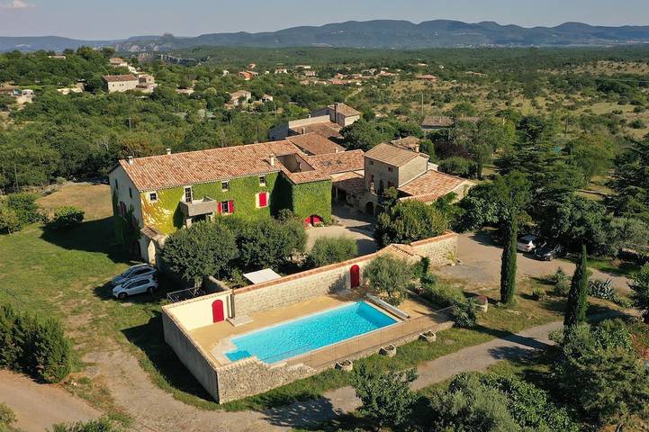 Maison de vacances pour 6 personnes, avec jardin et piscine à Joyeuse
