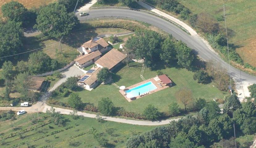 Location de vacances pour 3 personnes, avec bassin pour enfant et piscine ainsi que vue et jardin, animaux acceptés à Giove - 2