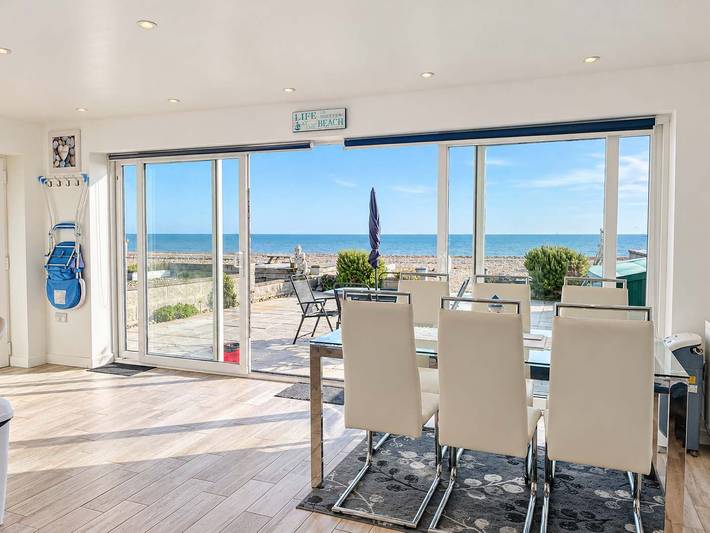 Modern Beachfront Bungalow with Ocean Views in Pevensey, Ost Sussex