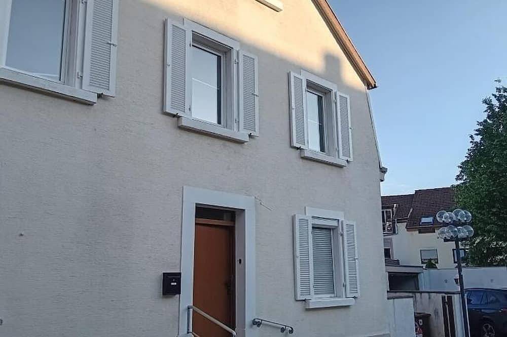 Ganze Wohnung, Kaiserslautern Entire Building  · 8 Rooms · Sleeps 13 · 3 Private Kitchens · Kmc in Kaiserslautern, Saar-Nahe-Bergland