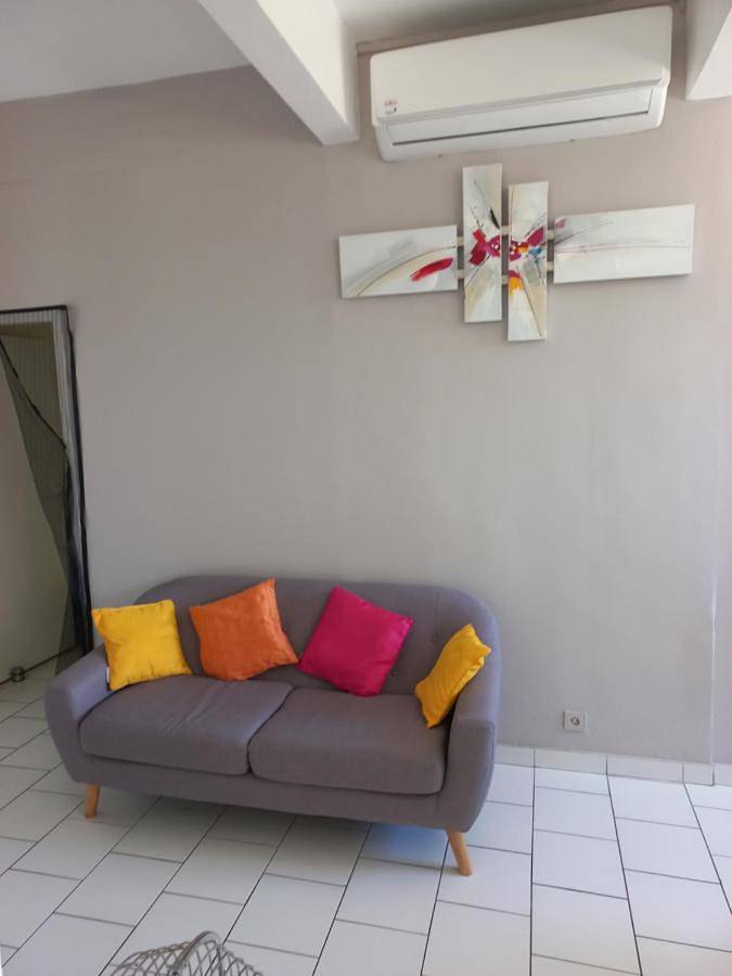 Location de vacances pour 4 personnes, avec terrasse et vue à Baie-Mahault - 2