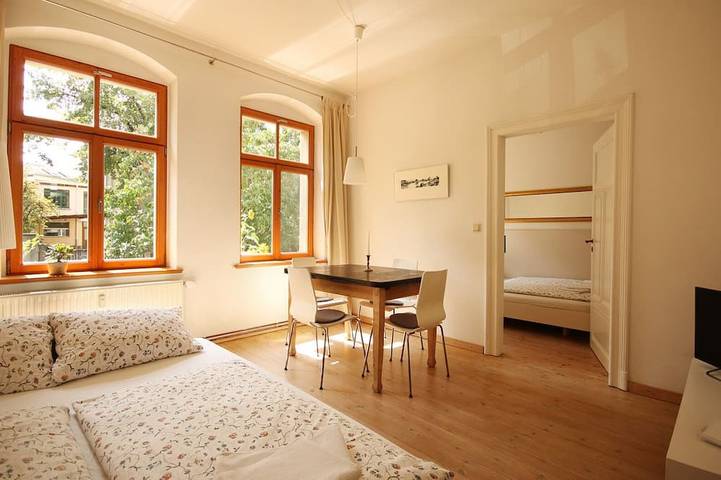 Appartement entier, Stylishly furnished vacation apartment in Dresden including bicycles, close to the city center in Pieschen (Dresden), Dresde