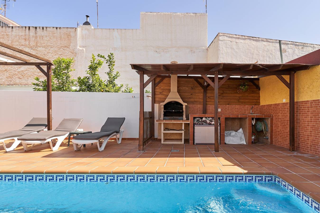 Ganze Wohnung, Ferienwohnung "Vivienda Con Piscina" mit privatem Pool, 3 Terrassen und Wlan in Nerja Centre, Nerja