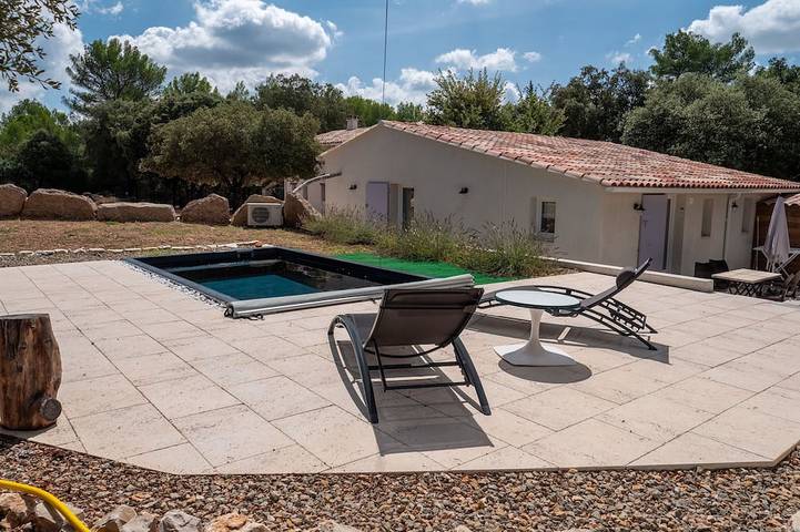 Location de vacances pour 4 personnes, avec jardin à Fox-Amphoux
