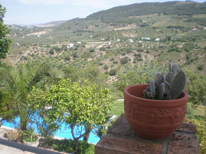 Apartamento de vacaciones para 4 personas, con jardín y terraza además de vistas y piscina en Sierras Subbéticas