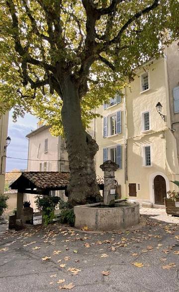 Location de vacances pour 12 personnes, avec balcon et vue à Barjols