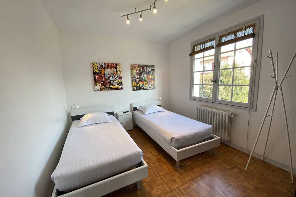 Village center, house, garden, walking distance to the beach, parking in Guéthary, Bayonne region