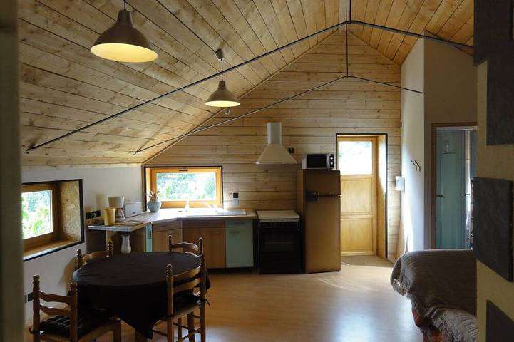 Entire apartment, T3 attic with private garden, air-conditioned Tennis court, Ev terminal in a 2-hectare park. in Embrun, Écrins National Park