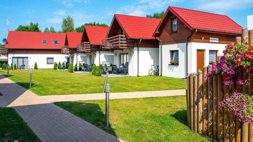 Camping für 8 Personen, mit Pool und Terrasse sowie Garten in Polnische Ostsee