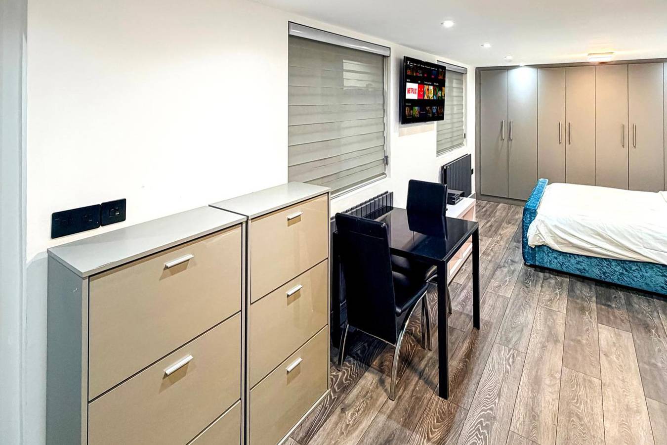 Entire studio, Studio - Sleeps 3 - Aircon - Parking - Pets in Ealing, London