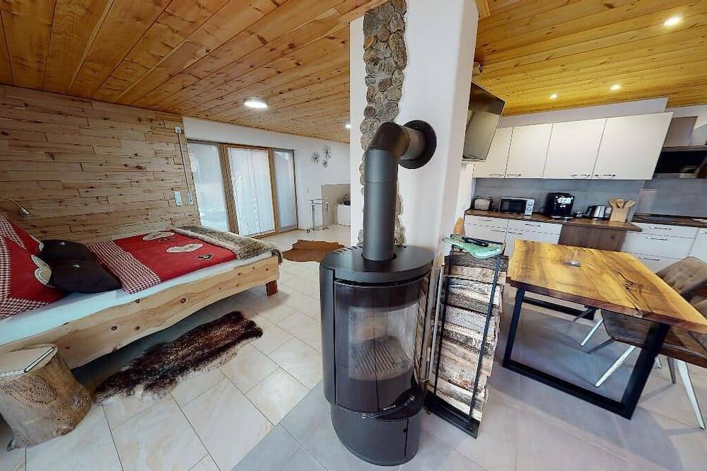 Ganze Wohnung, Feriendomizil mit Zirbenholz gestaltet. Sauna und großzügige Terrasse. in Zachenberg, Ostbayern