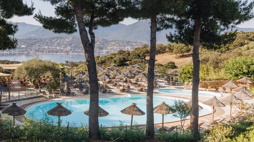 Location de vacances pour 5 personnes, avec Terrasse et Jacuzzi ainsi que Jardin et Piscine à Olmeto