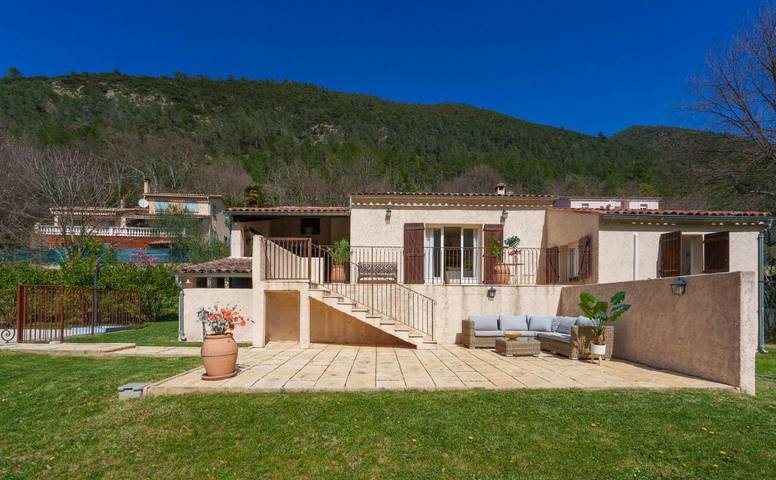 Location de vacances pour 15 personnes, avec Terrasse et Jardin ainsi que Piscine et Vue à Roquestéron - 2