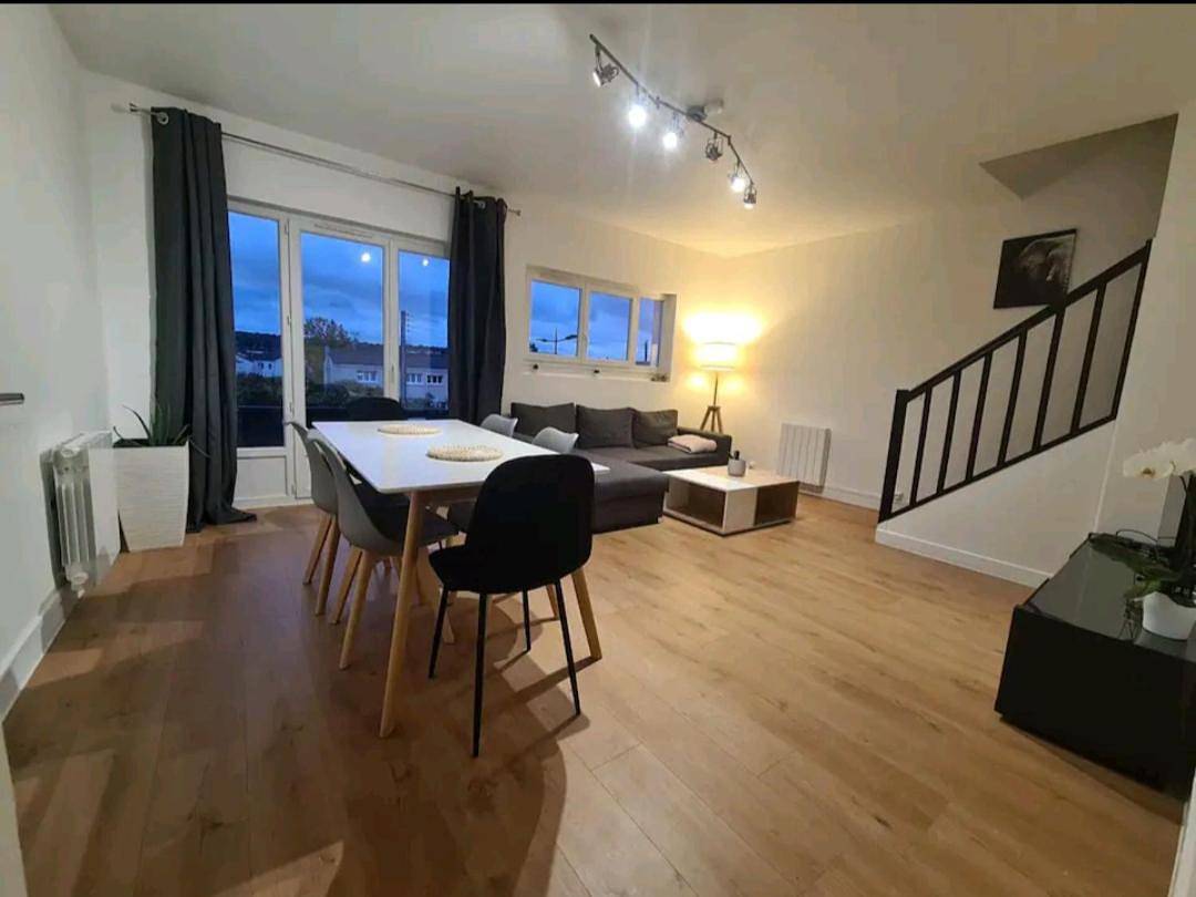 Appartement entier, Duplex familial proche gare et hyper centre ville in Villepreux, Yvelines