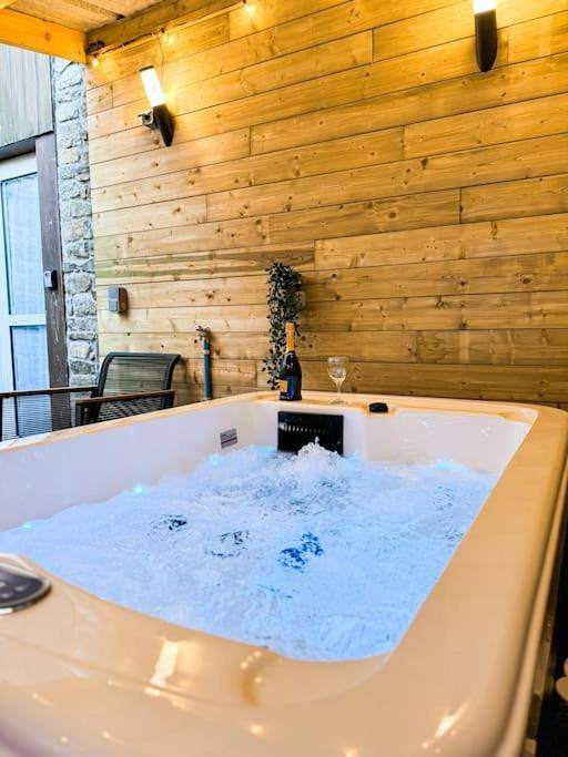Appartement entier, Suite romantique Jacuzzi privatif chauffé à 37 Gare in Guingamp, Région de Guingamp