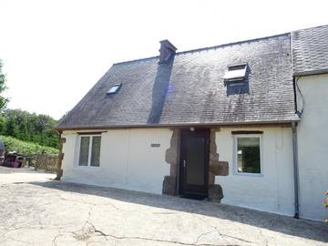 Gîte pour 4 personnes, avec vue ainsi que terrasse et jardin à Sourdeval