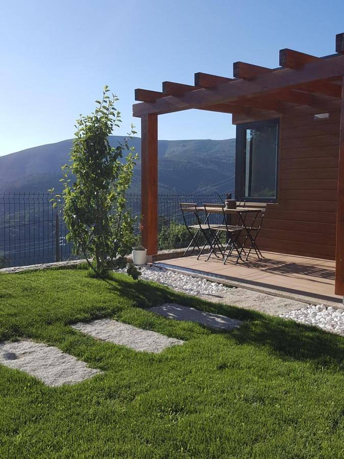 Location de vacances pour 4 personnes, avec Terrasse ainsi que Jardin et Vue dans Castro Daire