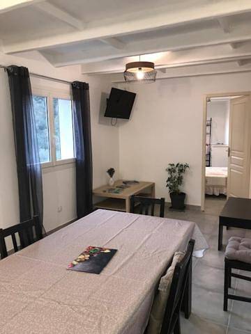 Appartement entier, One-Bedroom Apartment in Auriol, Côte méditerranéenne (France)