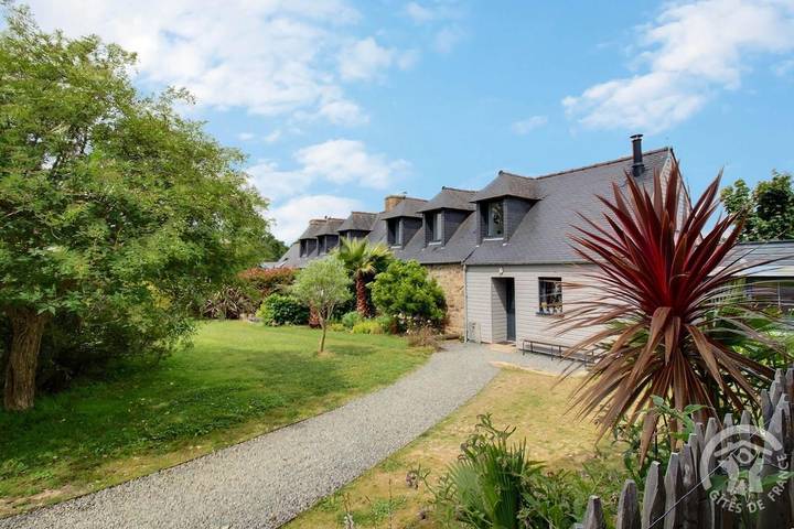 Gîte pour 8 personnes, avec terrasse ainsi que piscine et jardin à Trélévern - 4