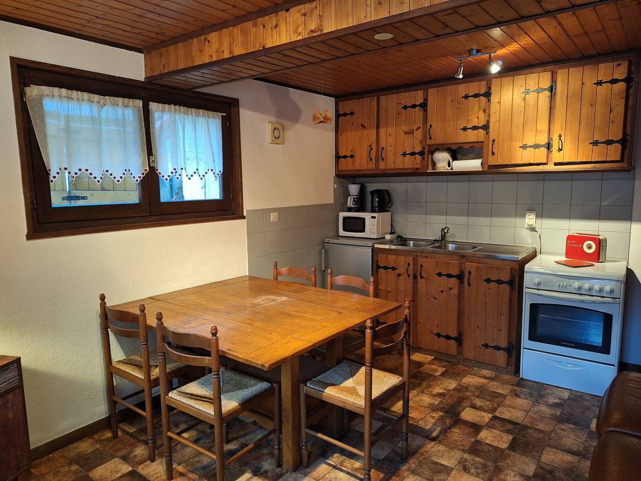Appartement entier, Appartement « Proche des stations de ski » avec vue montagne, terrasse privée et Wi-Fi in Abondance, Les Portes du Soleil