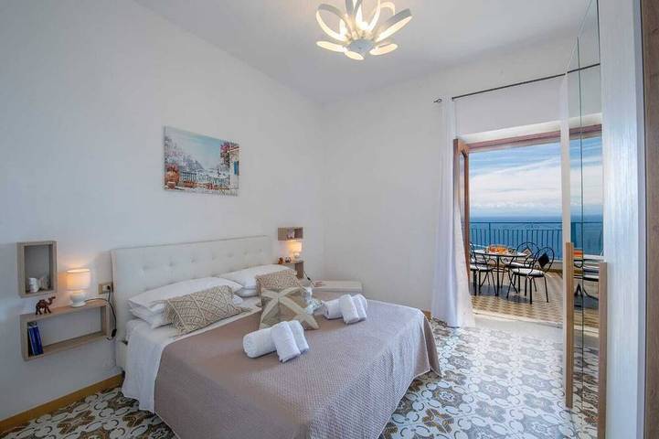 Casa Mariantonietta: luminosi ambienti colorati, affacciati sull'immenso mare in Praiano, Sorrento Coast