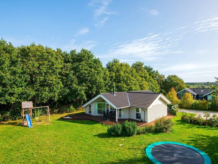 Ferieudlejning for 8 personer, med Jacuzzi og Terrasse samt Sauna i Fjellerup Strand