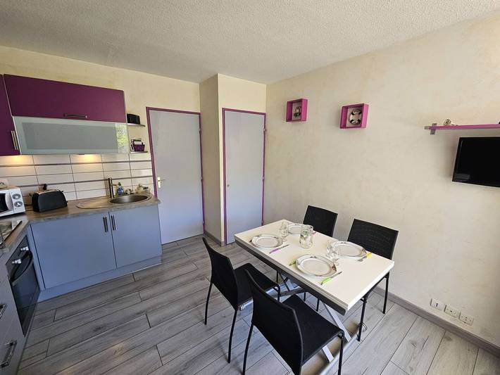 Entire studio, Studio 4 couchages, tout à pied, parking, climatisation mobile in Saint-Mandrier-sur-Mer, Mediterranean Coast (France)