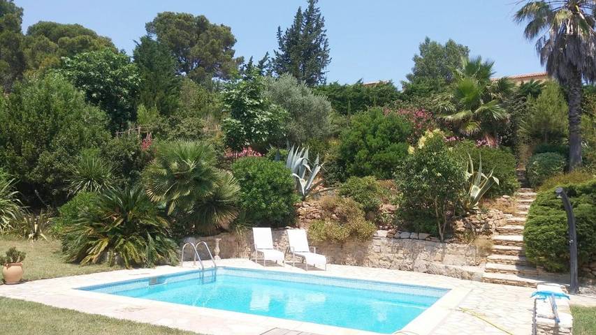 Chambre d’hôte pour 2 personnes, avec Terrasse et Jardin ainsi que Piscine et Vue sur le lac