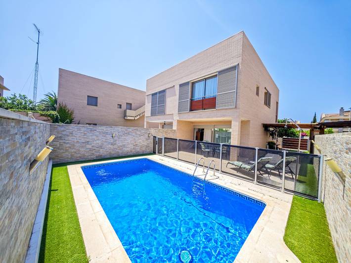 Location de vacances pour 7 personnes, avec terrasse et jardin à Cambrils